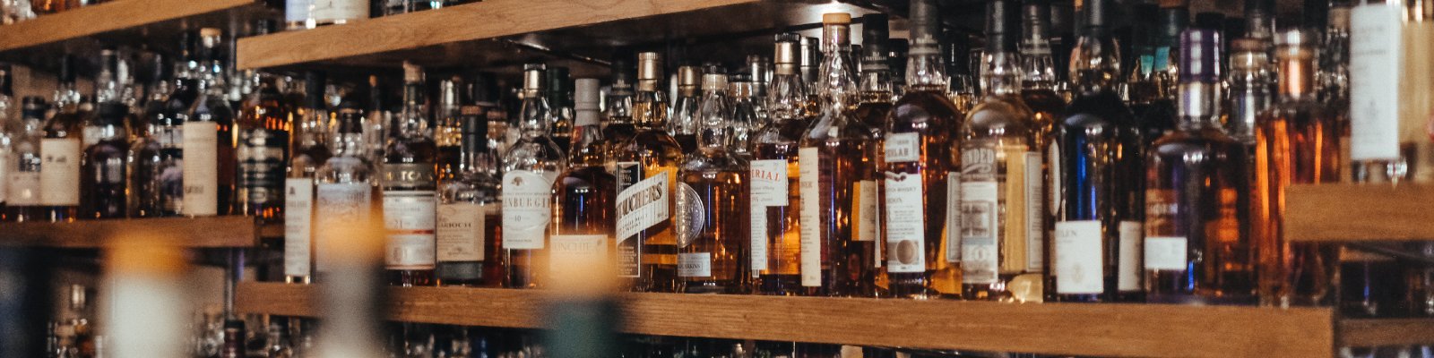 Mange flasker spiritus samlet i en bar hos Den Sidste Flaske